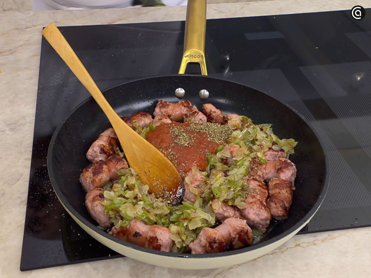 Añade la butifarra al sofrito y cocina unos minutos más