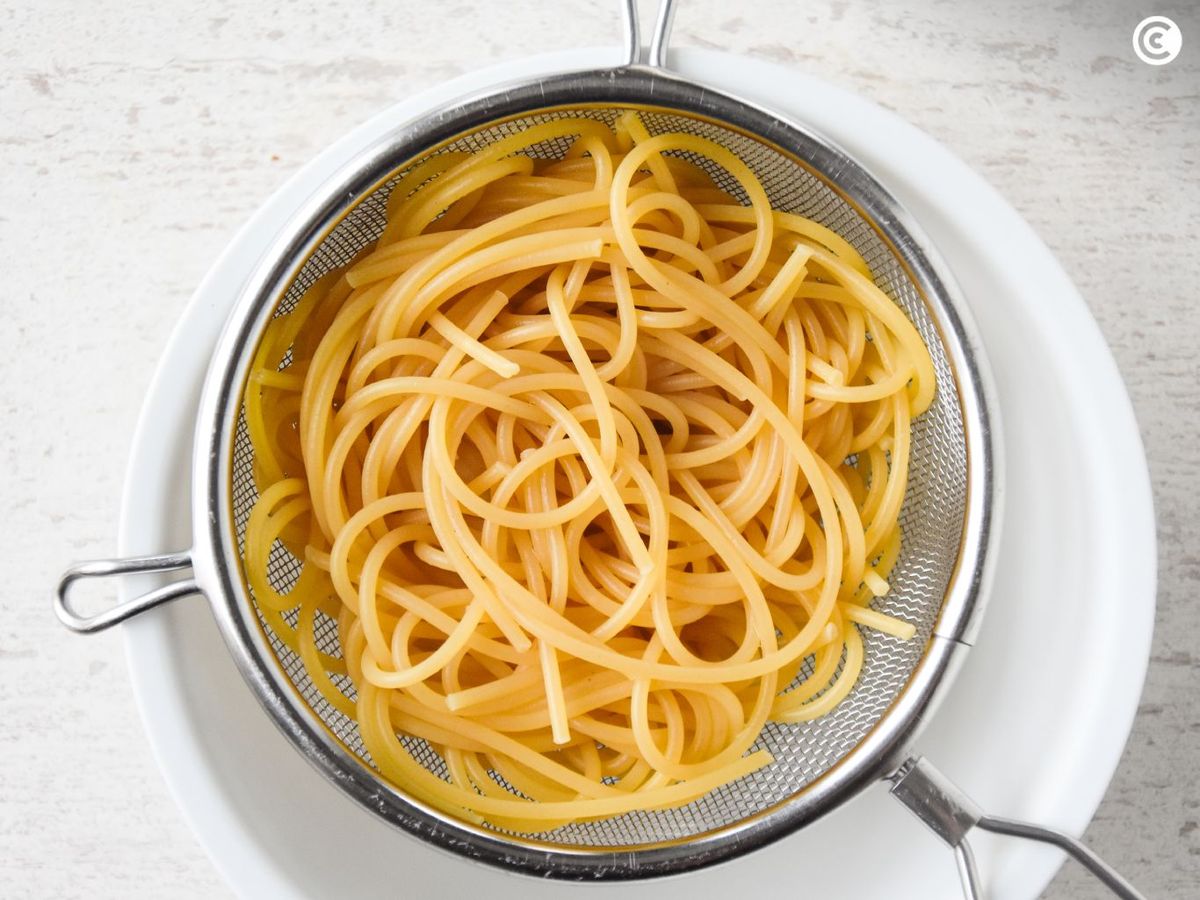 Cocer espaguetis para hacer con pollo