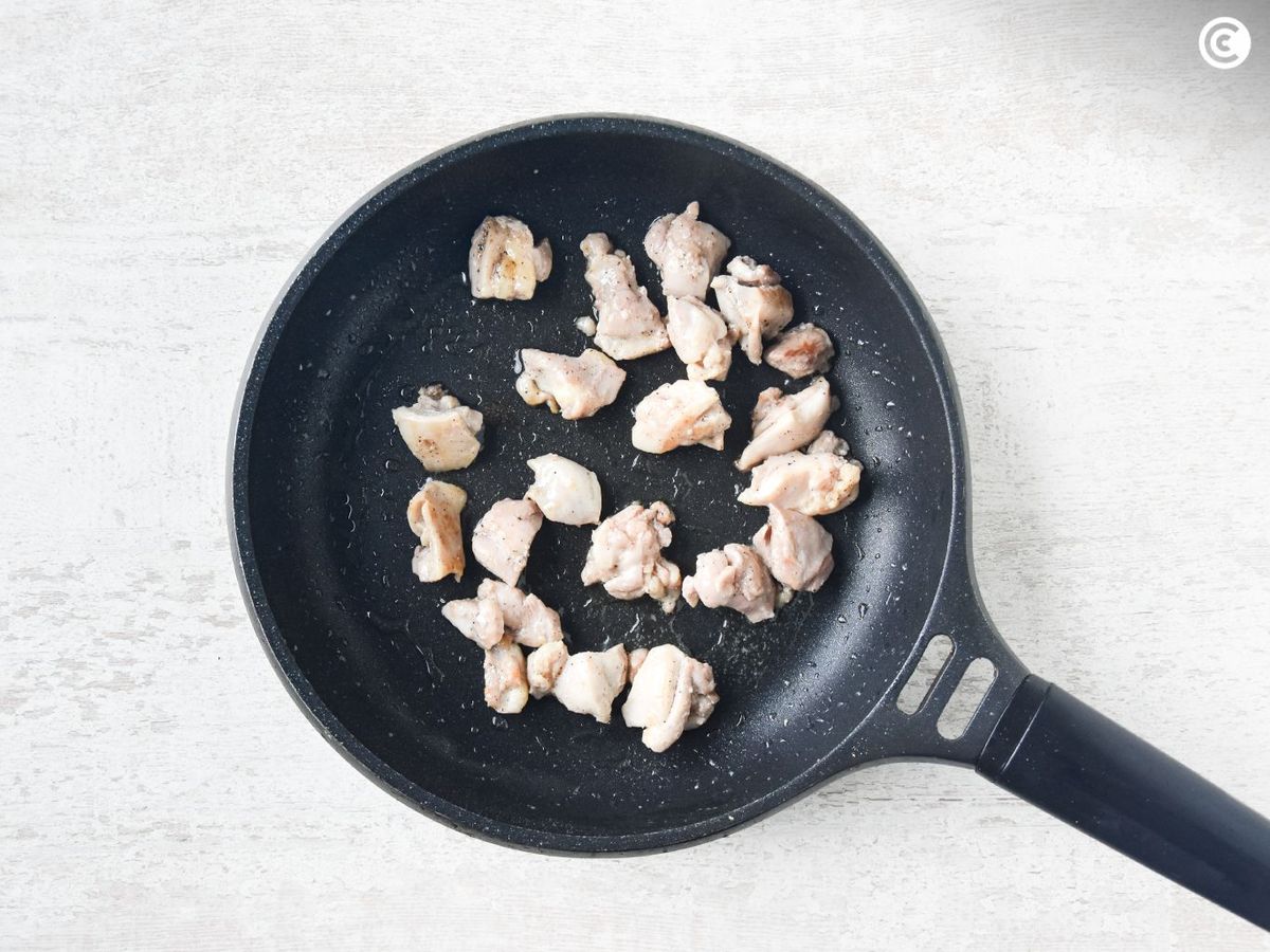 Dorar el pollo para los garbanzos