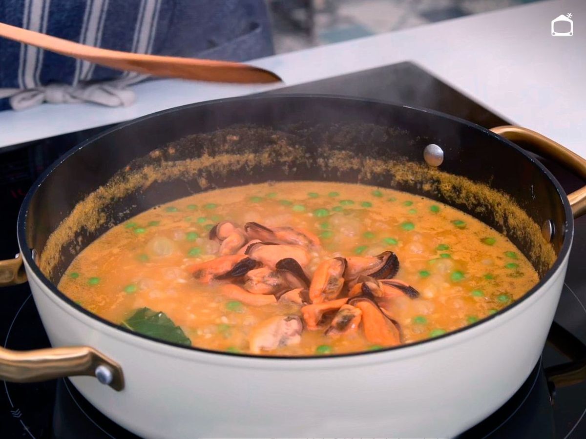 Incorpora los mejillones al arroz