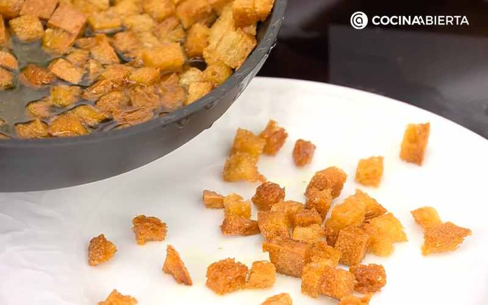 Pon el pan frito en un plato con papel absorbente Pon el pan frito en un plato con papel absorbente