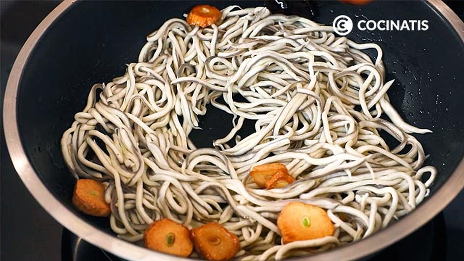 Receta de salteado de gulas y huevo flor paso 5 Receta de salteado de gulas y huevo flor paso 5