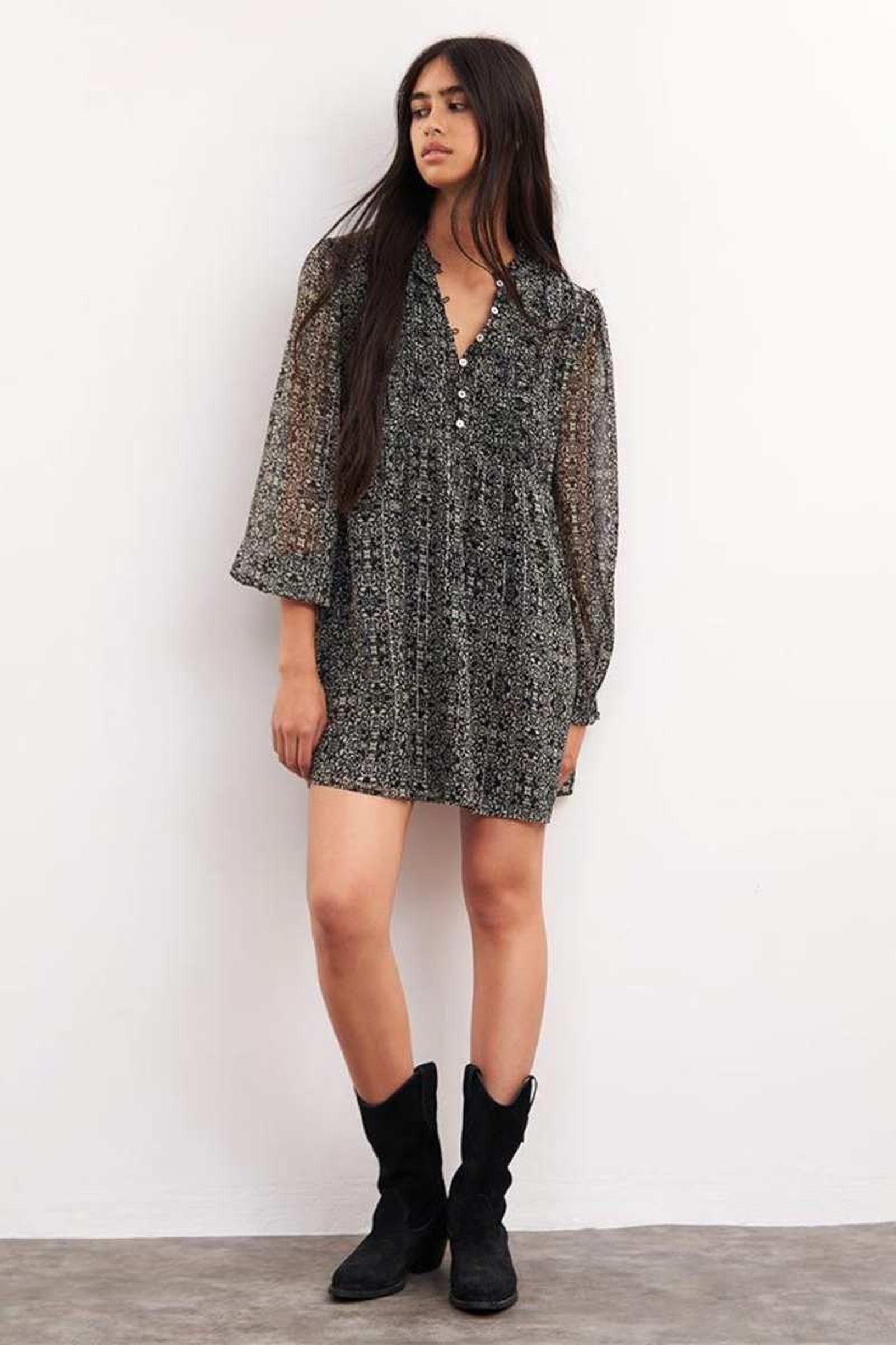 Una bota de cowboy corta quedan perfecta con un vestido Una bota de cowboy corta quedan perfecta con un vestido