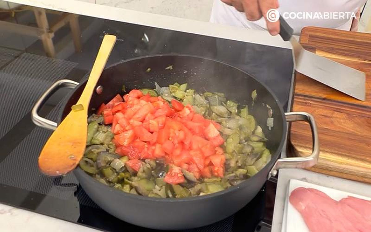 Incorpora el tomate a la tartera