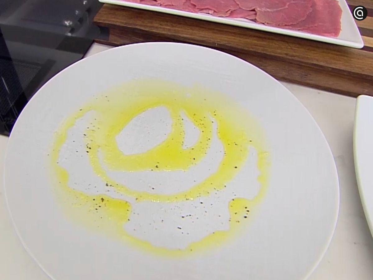 Antes de montar el carpaccio untamos el plato con aceite