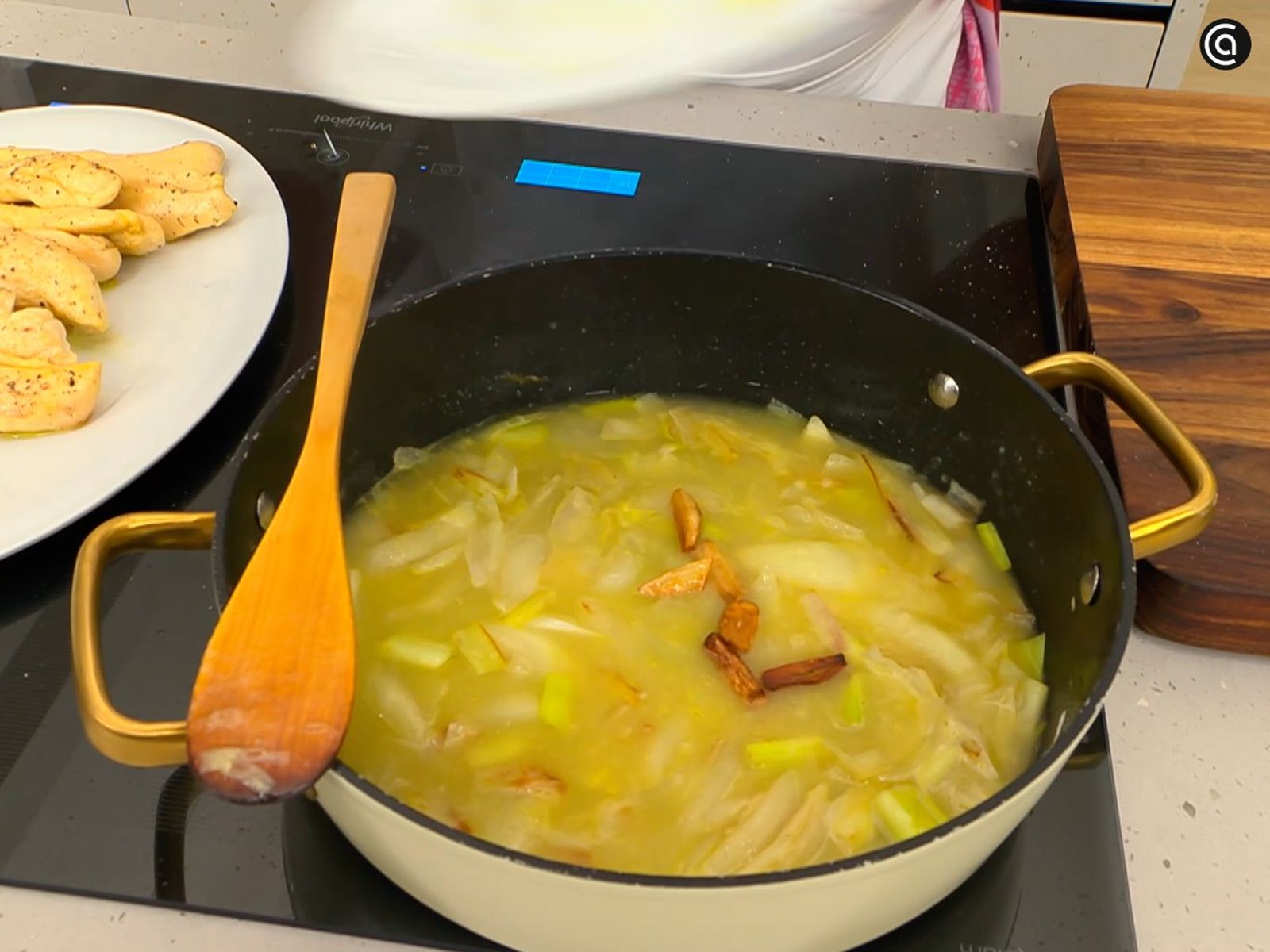 Vierte la cerveza y el zumo de la naranja; cocina a fuego medio para que reduzca