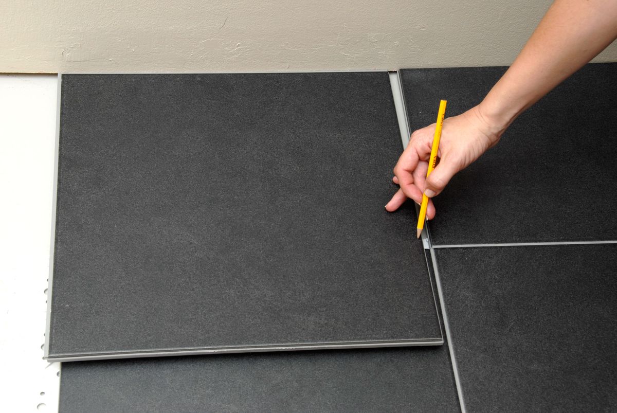 Cómo colocar suelo de cerámica en el salón sin hacer obras paso 4