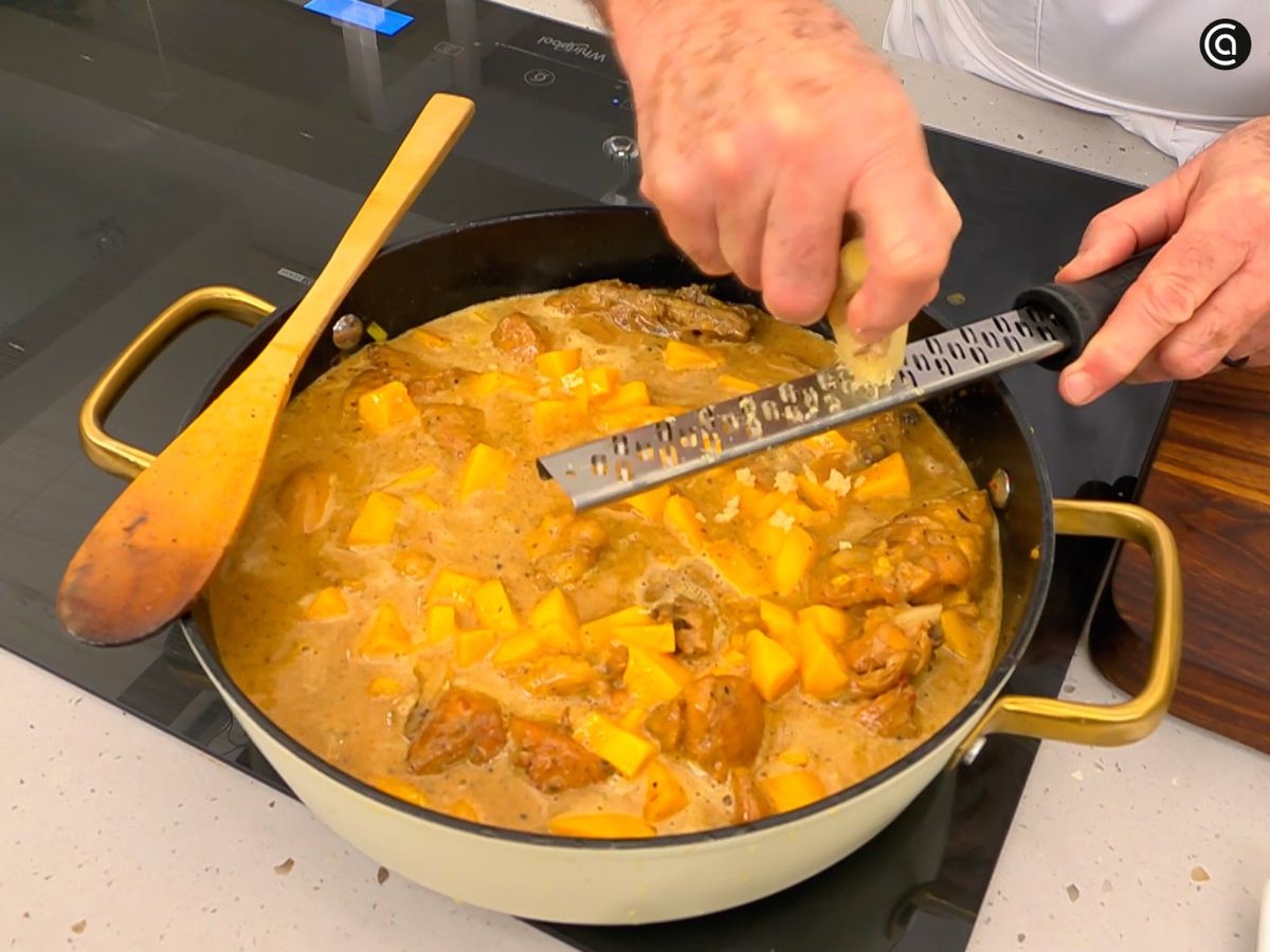 Incorpora el mango en daditos y el jengibre, y deja cocinar a fuego bajo