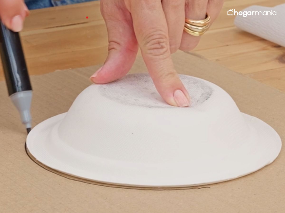 Dibujamos la base de la lámpara sobre cartón usando un cuenco como molde