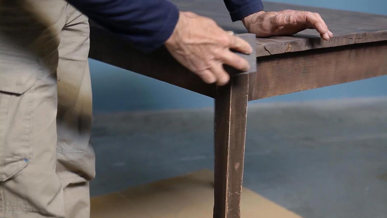Como pintar una mesa con pintura al agua de efecto tiza paso 1 Como pintar una mesa con pintura al agua de efecto tiza paso 1