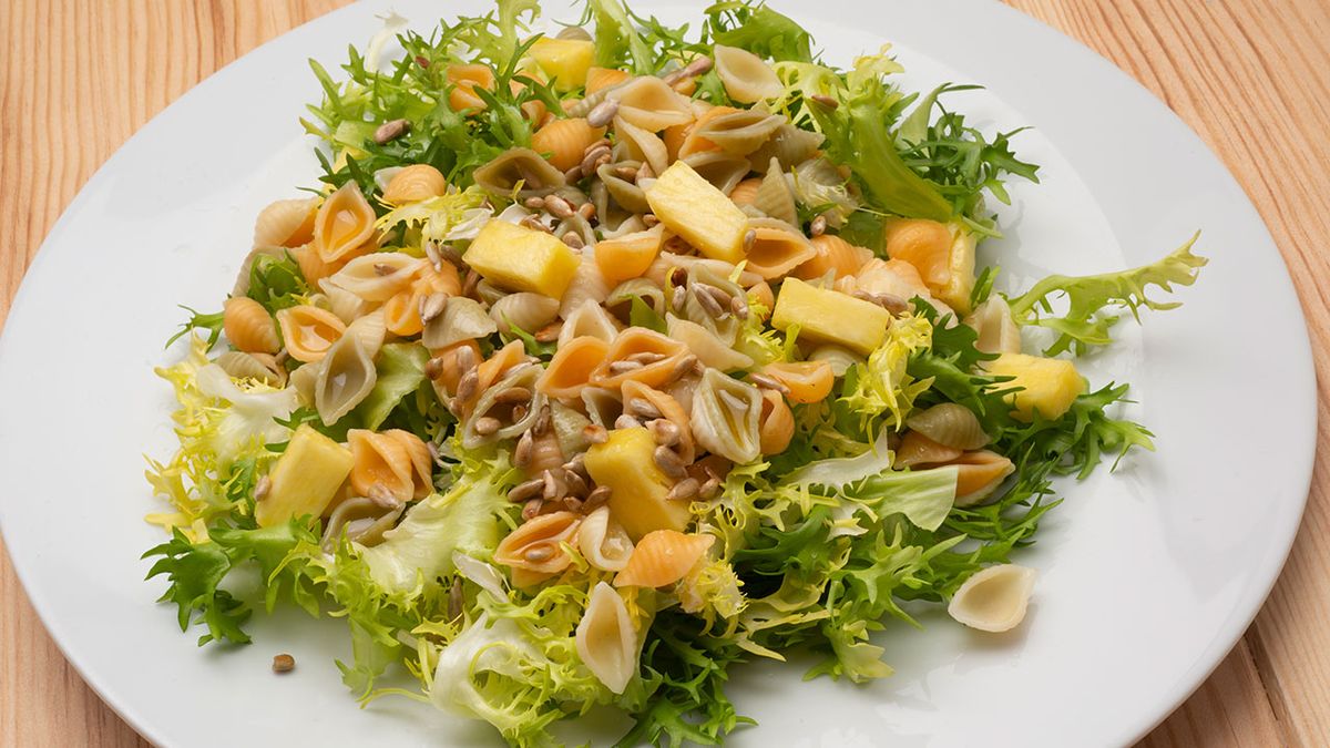 Ensalada de escarola, pasta y piña