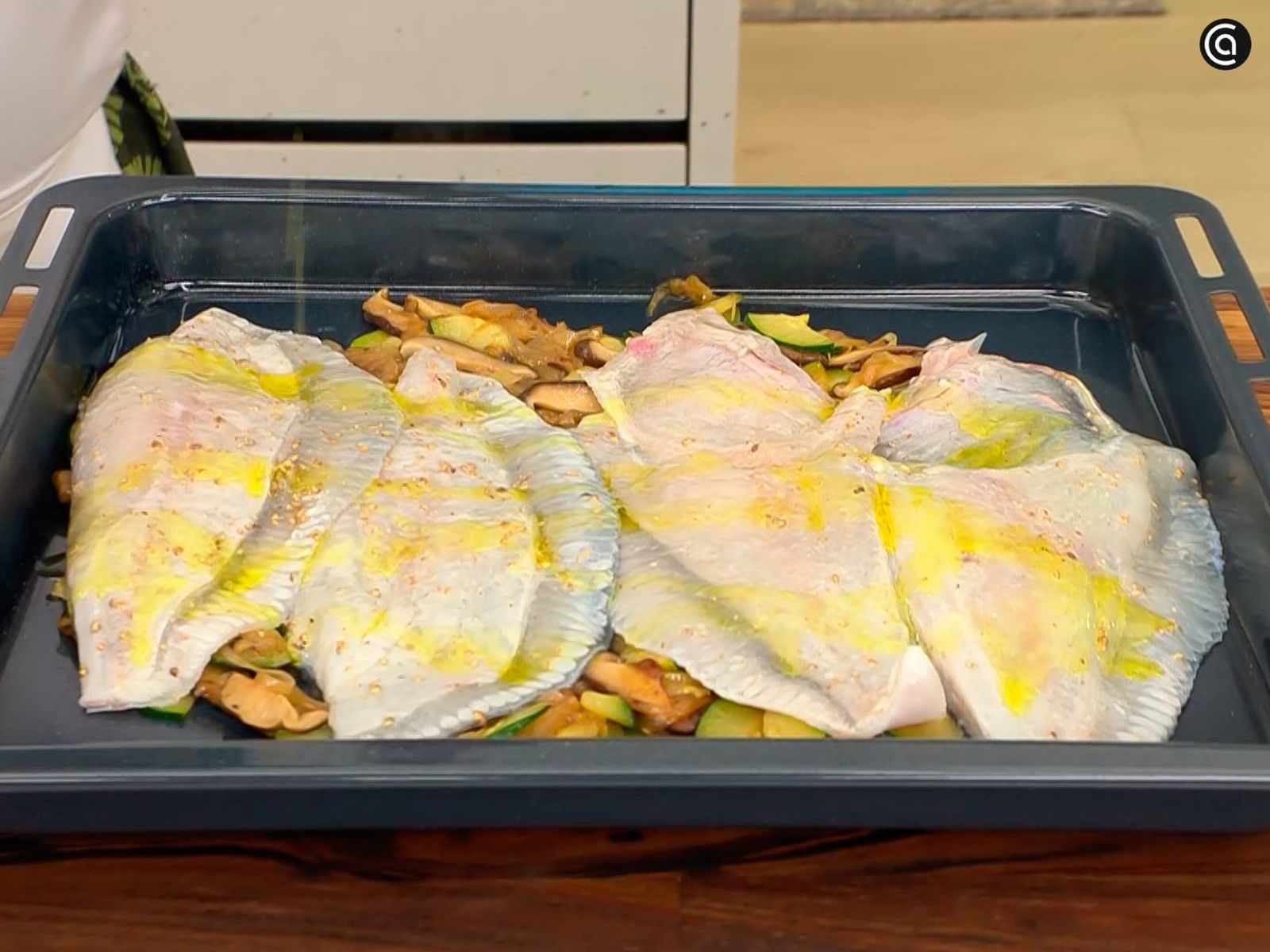 Coloca los filetes de rodaballo sobre las verduras Coloca los filetes de rodaballo sobre las verduras