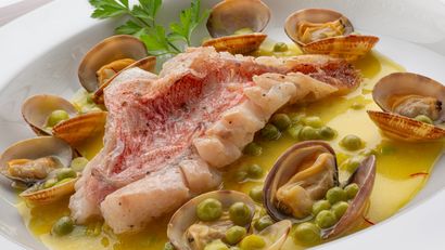 Gallineta con guisantes y almejas, receta de Karlos Arguiñano