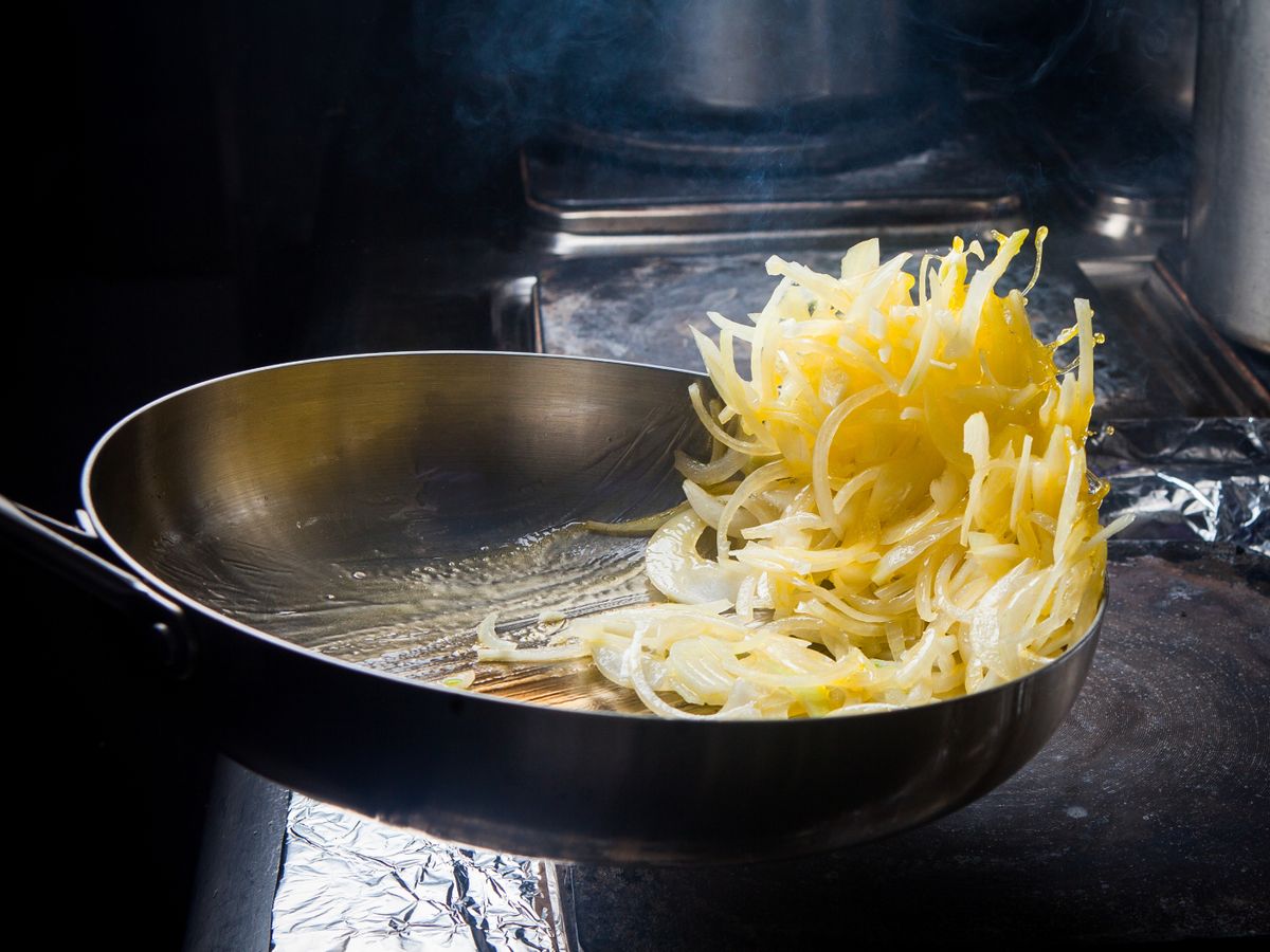 Rehogar la cebolla a fuego medio-bajo es clave para sacar su dulzor natural.