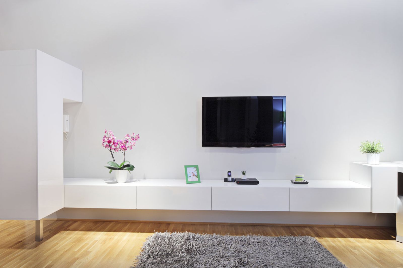 Cómo hacer que el salón parezca más grande tv pared Cómo hacer que el salón parezca más grande tv pared