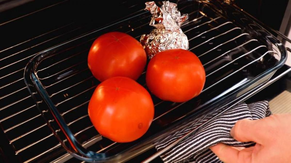 Hornear los tomates y ajos potencia sus sabores, esenciales para una deliciosa salsa romesco