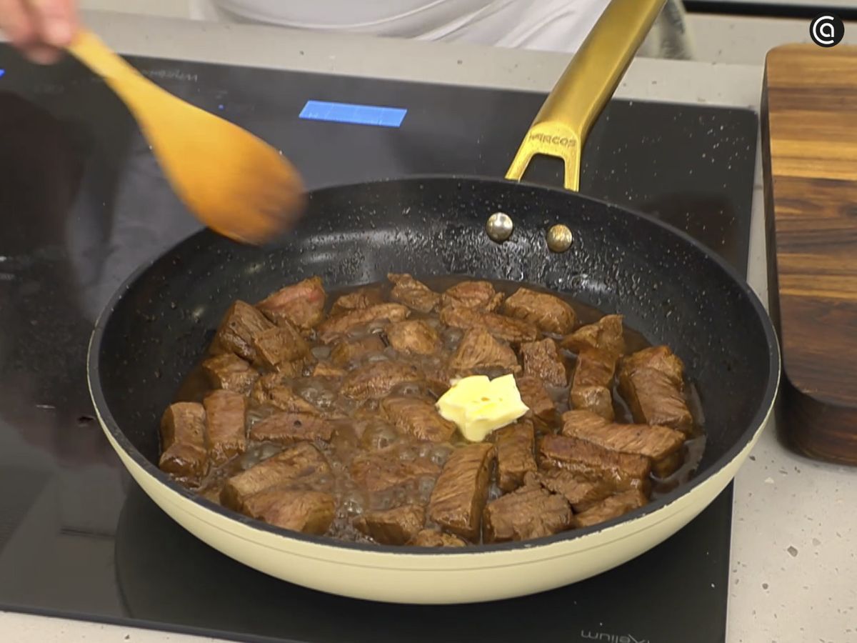 Agrega vinagre de Módena y salsa de soja, deja que reduzca y liga con mantequilla