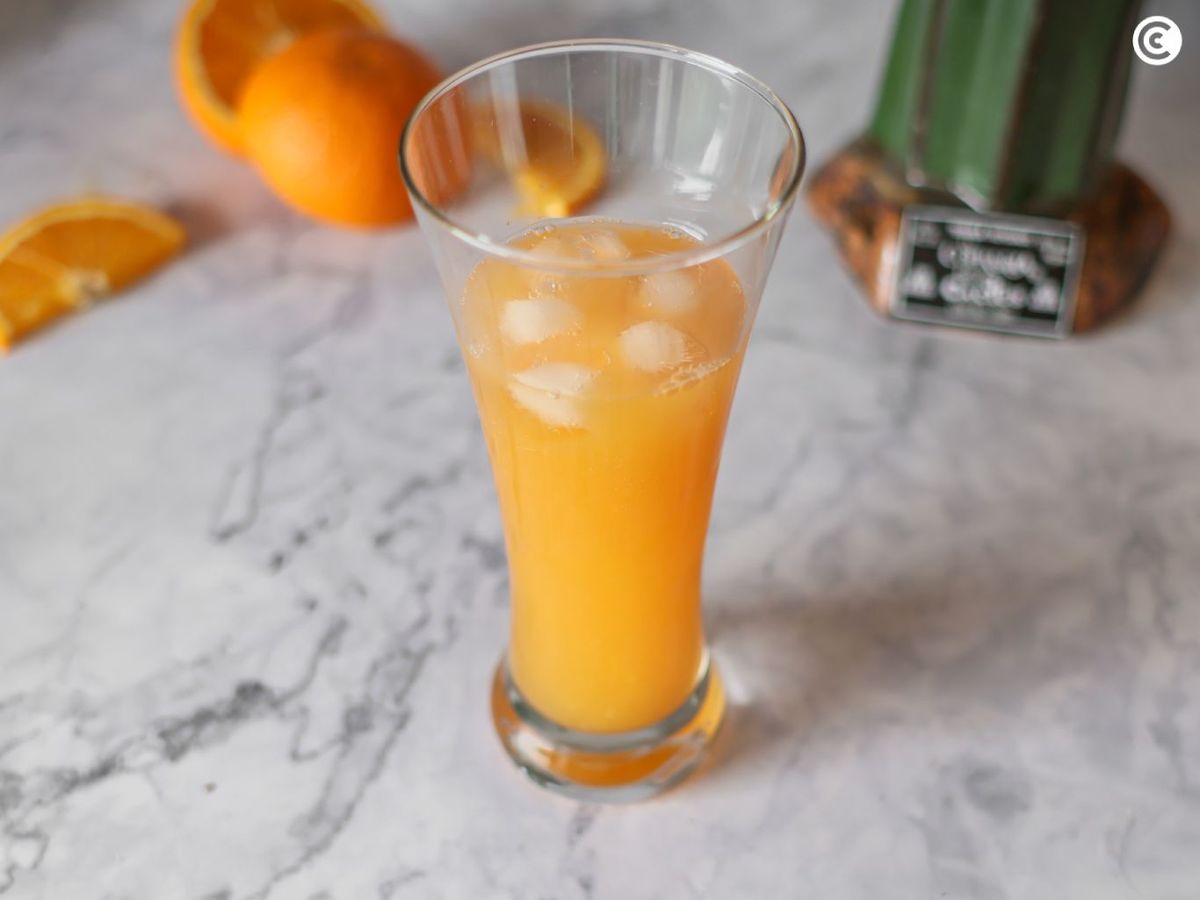 Zumo naranja y tequila para el cóctel Sunrise
