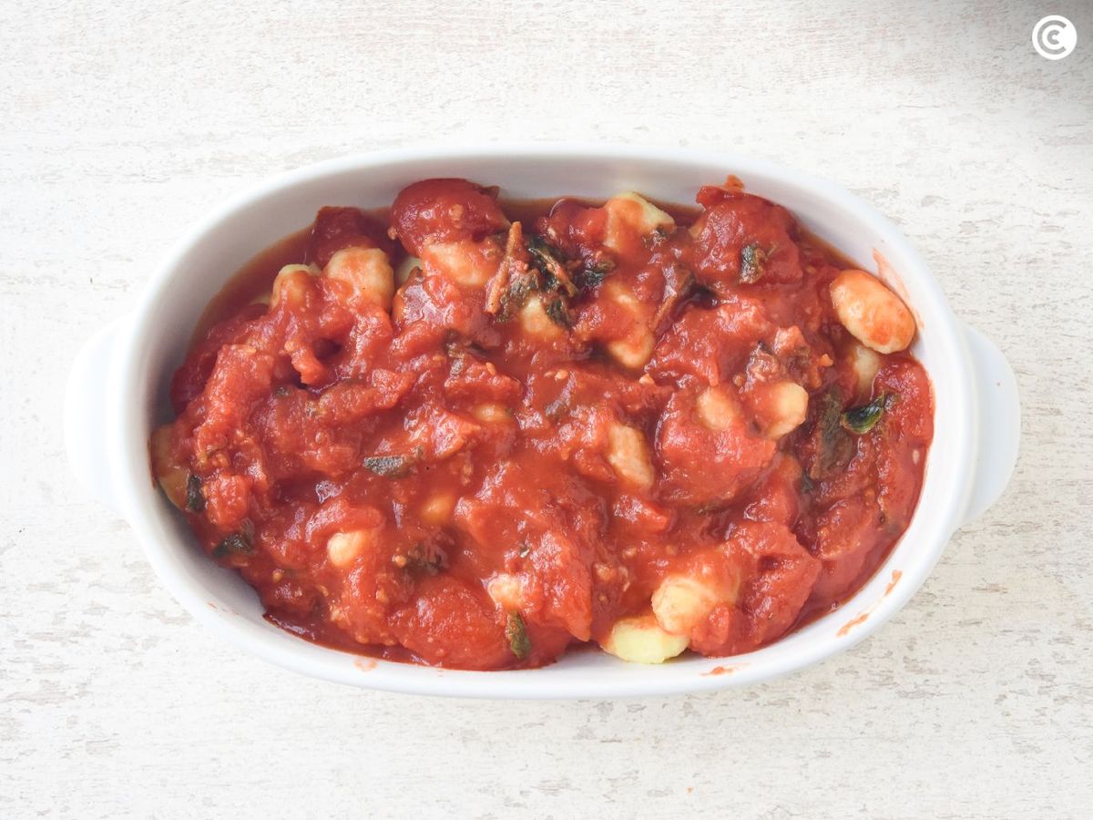 Cubrimos los ñoquis con la salsa de tomate