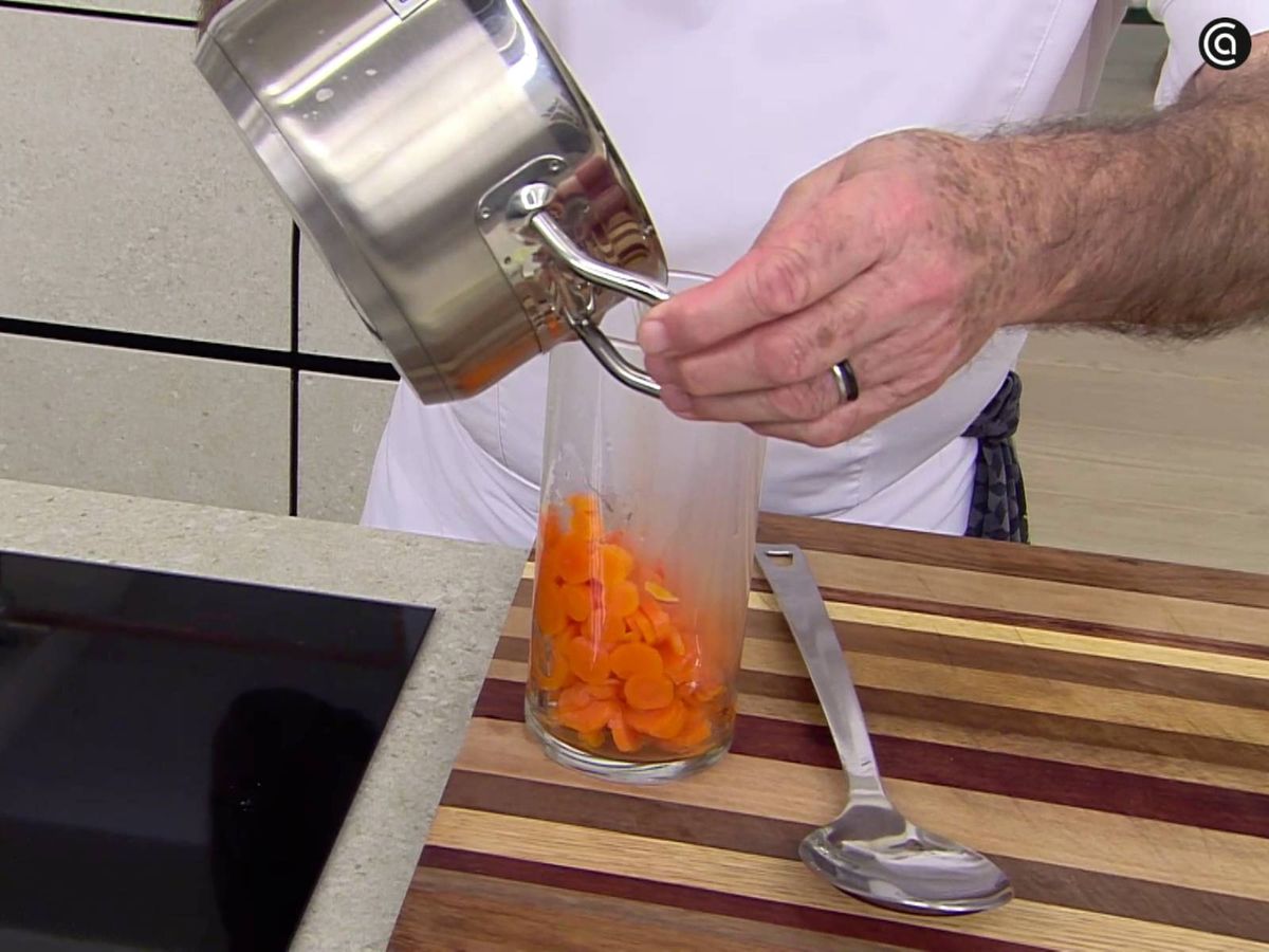 Bate las zanahorias con un poco de agua de cocción y nata