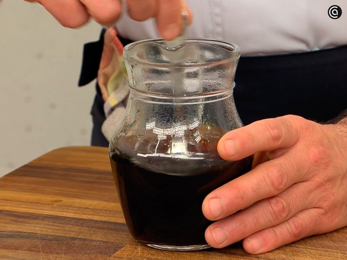 Disuelve la gelatina en la reducción y luego añade el ron