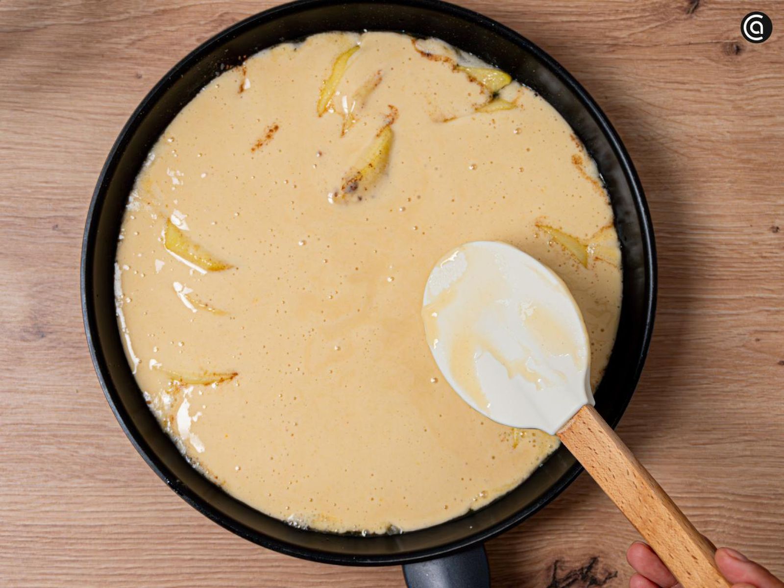 Vierte la masa, tapa y cocina en la sartén