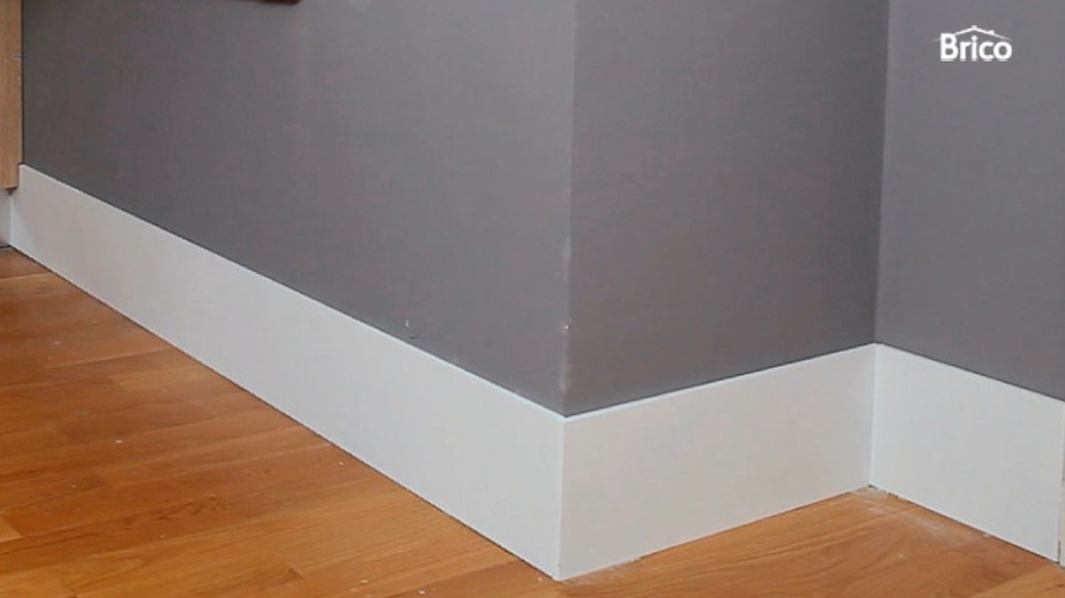 Un rodapié de PVC en color blanco