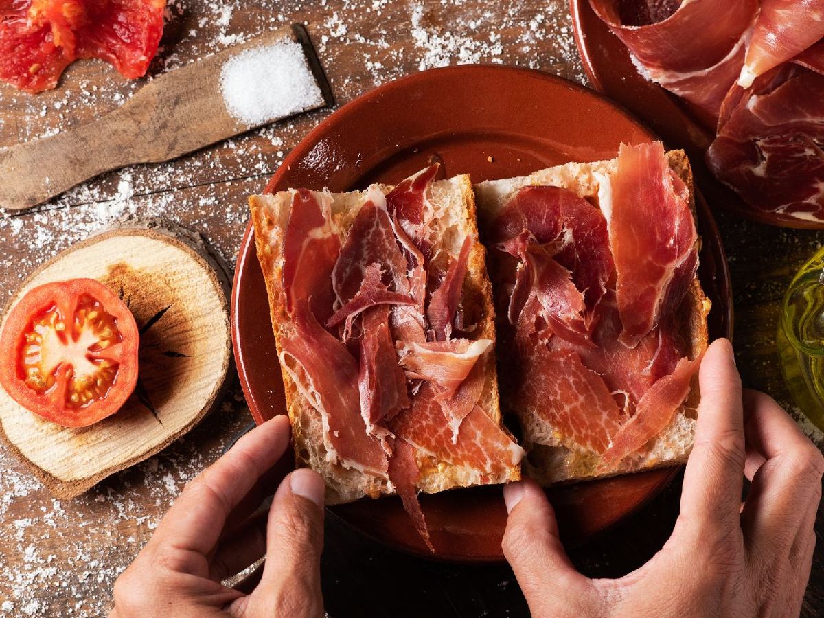 El tradicional pa amb tomàquet catalán suele servirse con jamón ibérico o de bellota