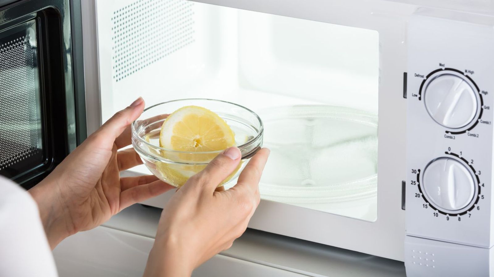 Cómo limpiar el microondas con limón Cómo limpiar el microondas con limón