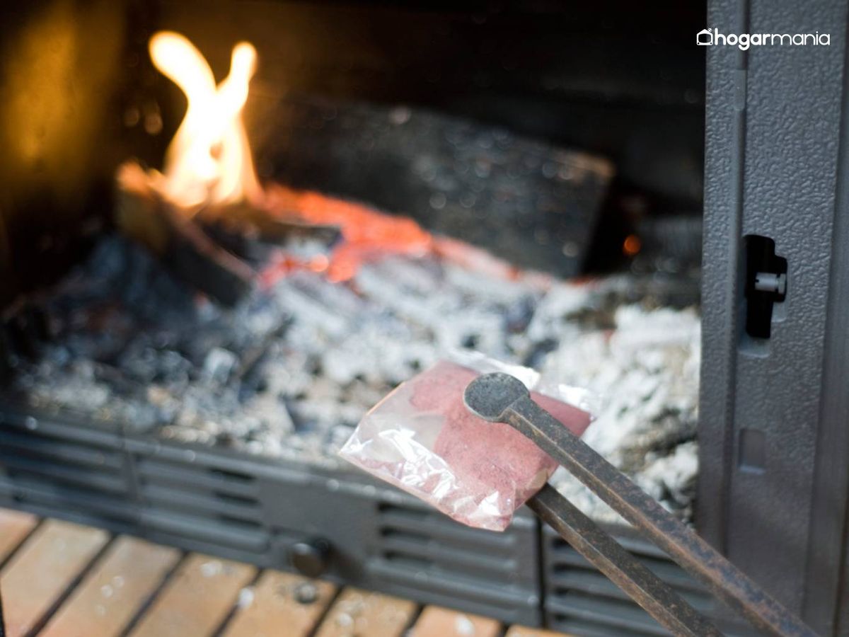 Introduce una bolsa en la chimenea