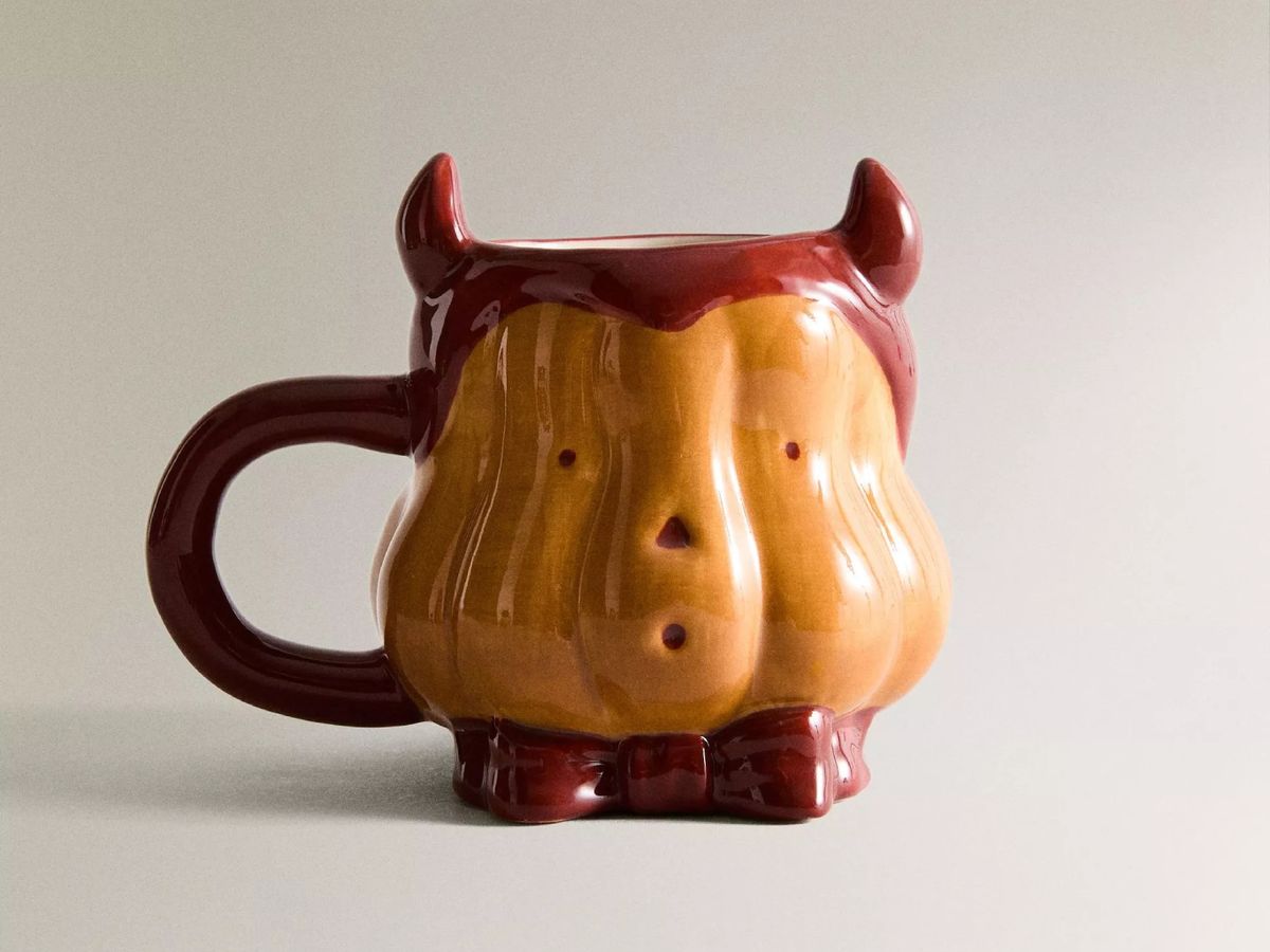 Una taza con guiño travieso que convierte cualquier merienda en parte de la fiesta.