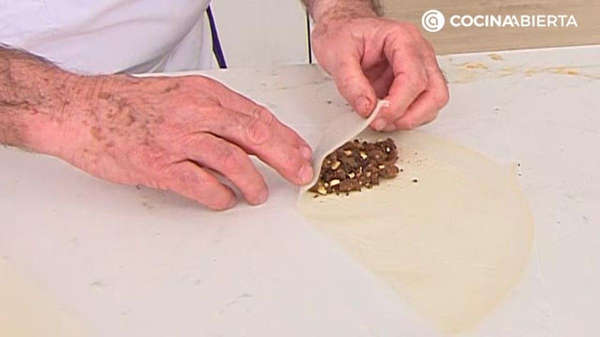 bocados de pasta brick rellenos de chocolate y frutos secos receta karlos arguinano karl67530321 paso3