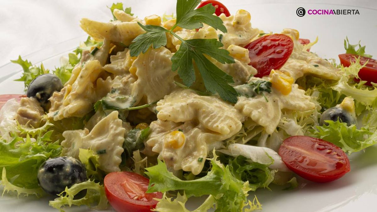 Ensalada de escarola, pasta y curry