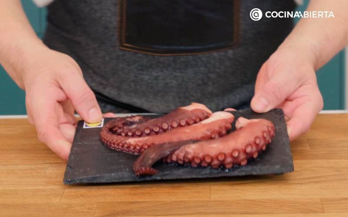 Elaboración de la receta de ensaladilla de pulpo - Corta el pulpo cocido