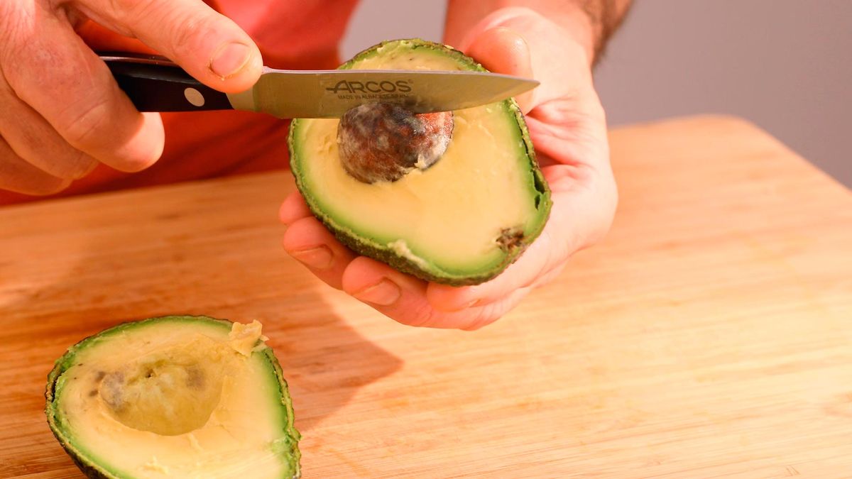 Aguacate con huevo al horno   Paso 2