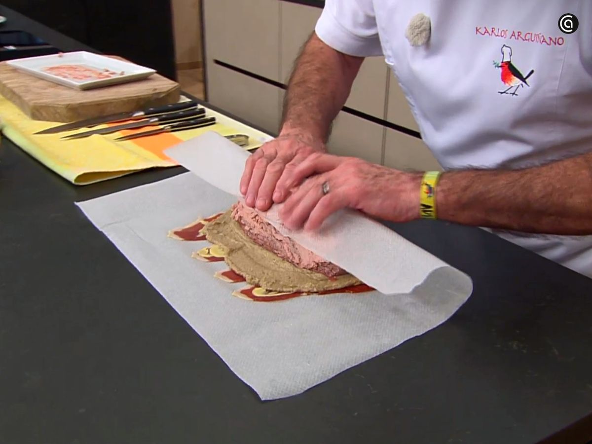 Enrolla el solomillo con ayuda del papel de horno