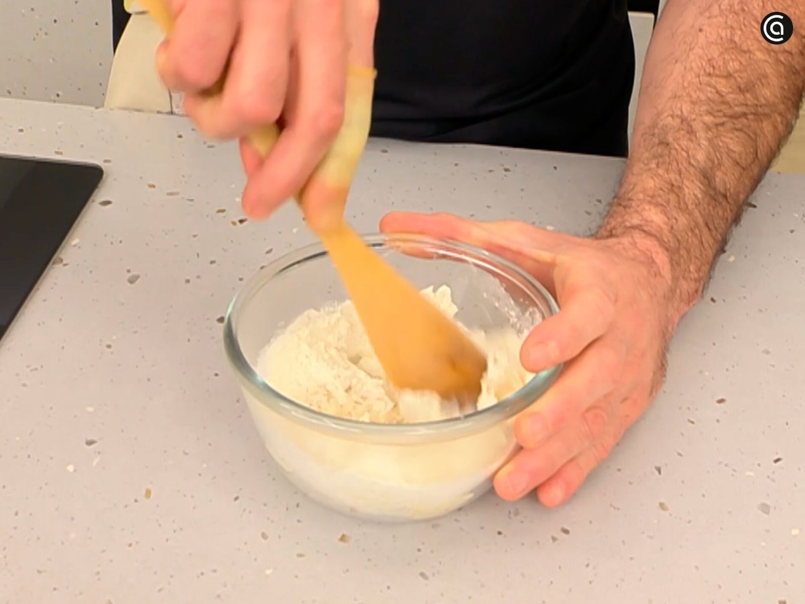 Mezcla los ingredientes de la premasa en un bol un día antes de hacer el shokupan