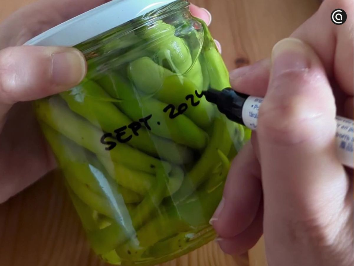 Se marca la fecha en el tarro para controlar el tiempo de reposo de la conserva.