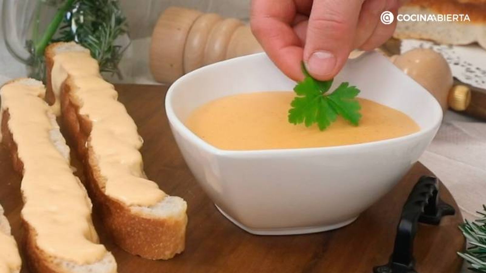 Sirve la salsa de queso emmental Sirve la salsa de queso emmental