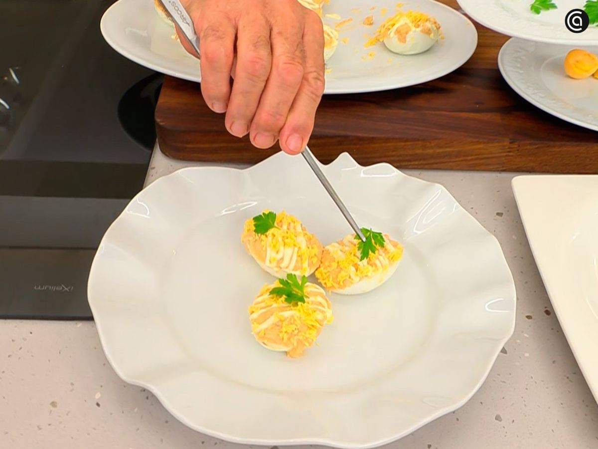 Decora los huevos rellenos de bonito con perejil