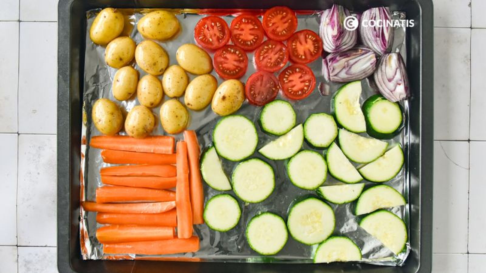 Extiende las verduras en la bandeja y rocía con aceite Extiende las verduras en la bandeja y rocía con aceite