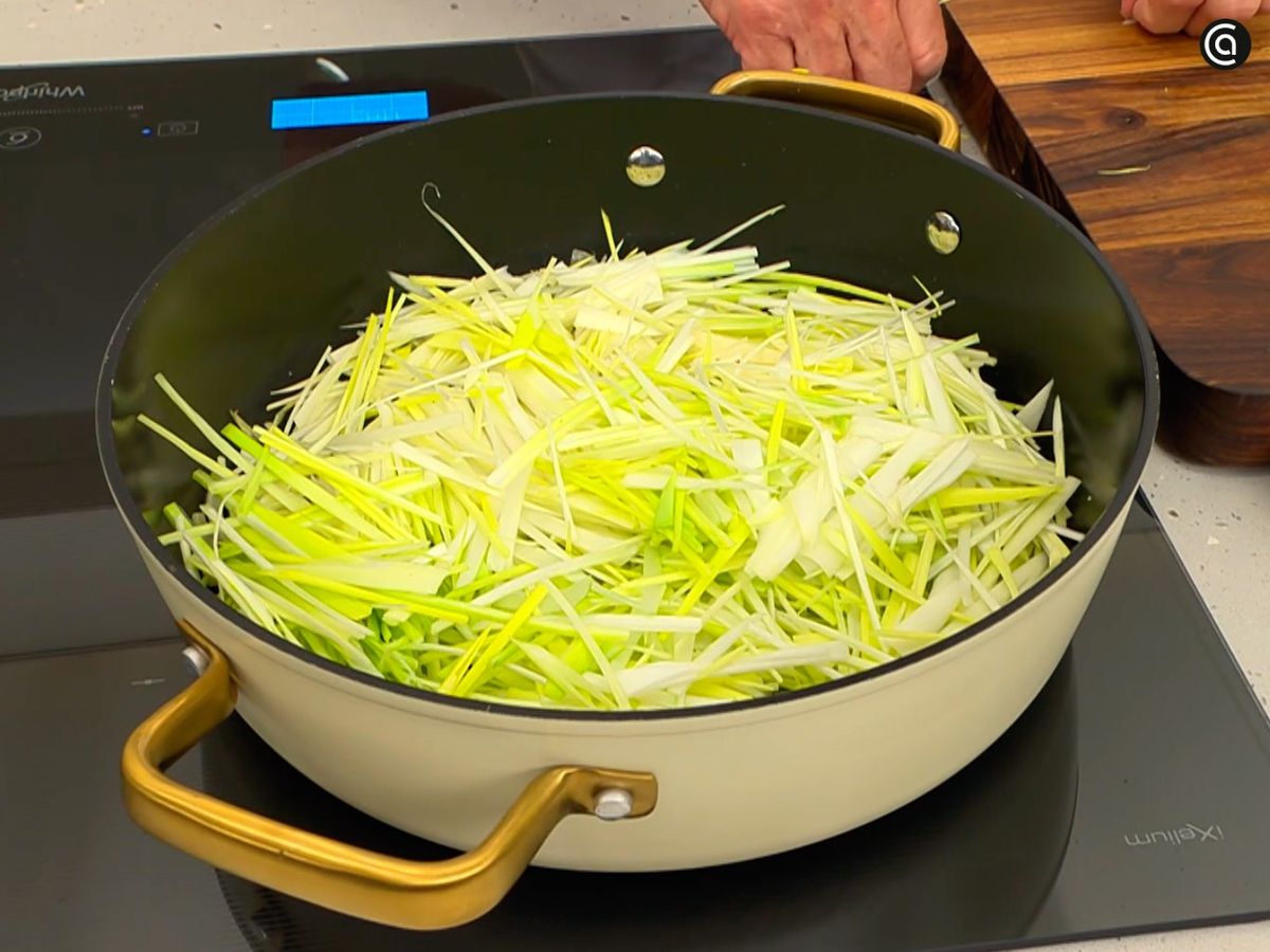 Corta la cebolleta y el puerro en juliana y déjalos pochar a fuego medio