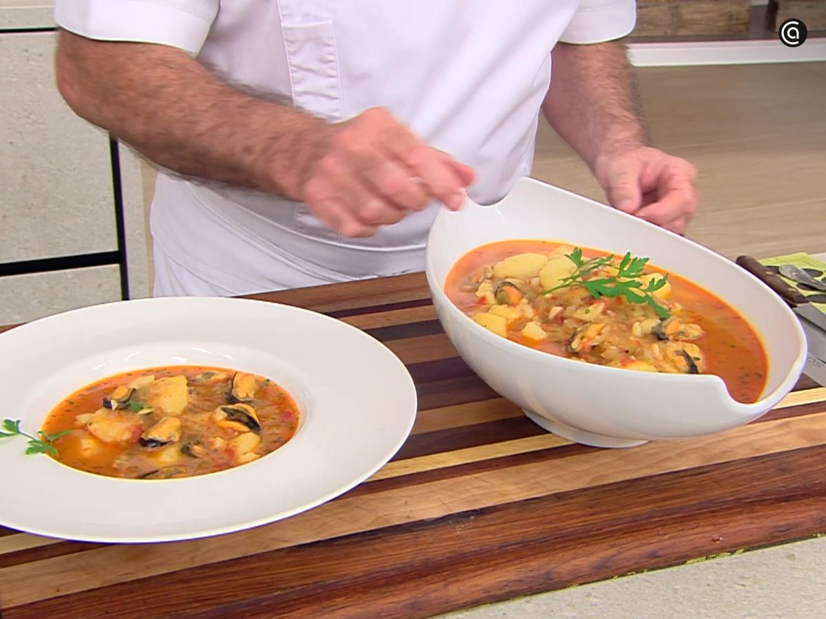 Añade los mejillones y sirve el marmitako