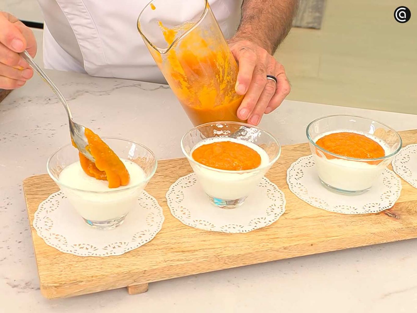Sirve la cuajada con crema de albaricoque Sirve la cuajada con crema de albaricoque