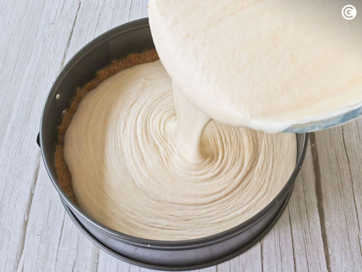 Preparar la tarta de melocotón en el molde