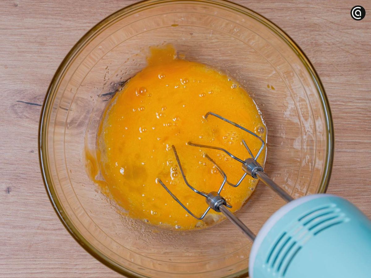 Bate los huevos con el azúcar en un bol; luego añade la leche y el aceite
