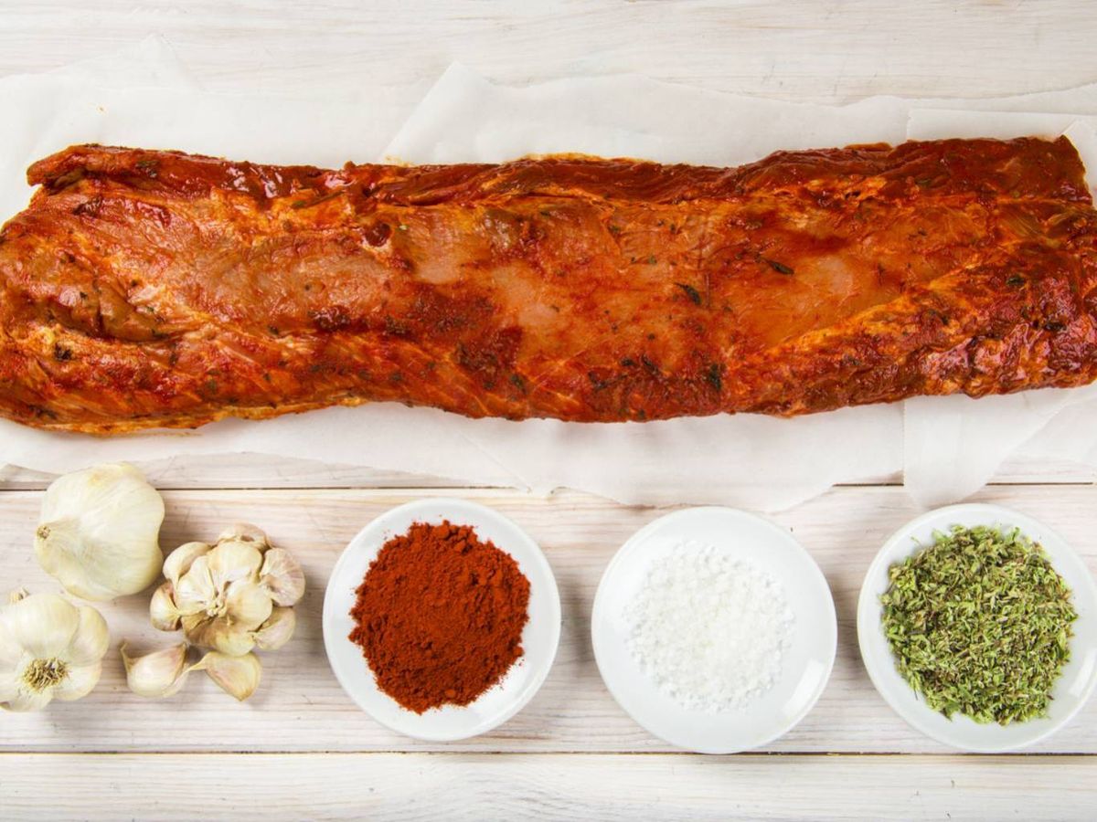 A diferencia del marinado el adobado es un proceso seco o semilíquido.