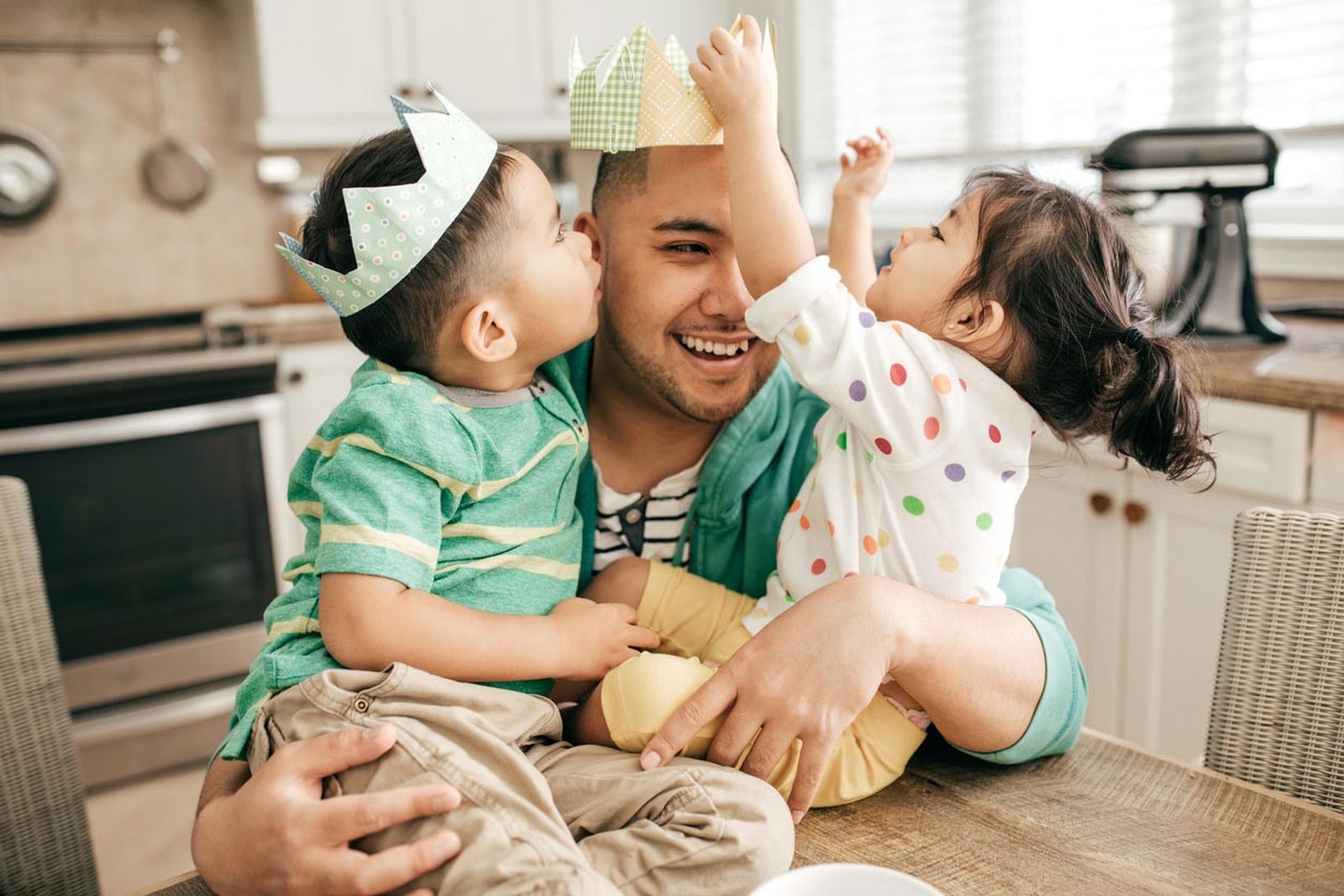 como hacer corona de tela cumple ninos