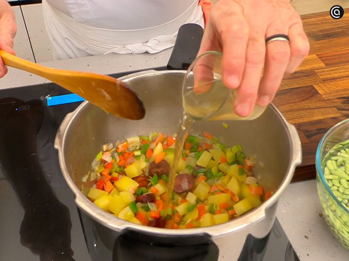 Rehoga las verduras y vierte el vino blanco