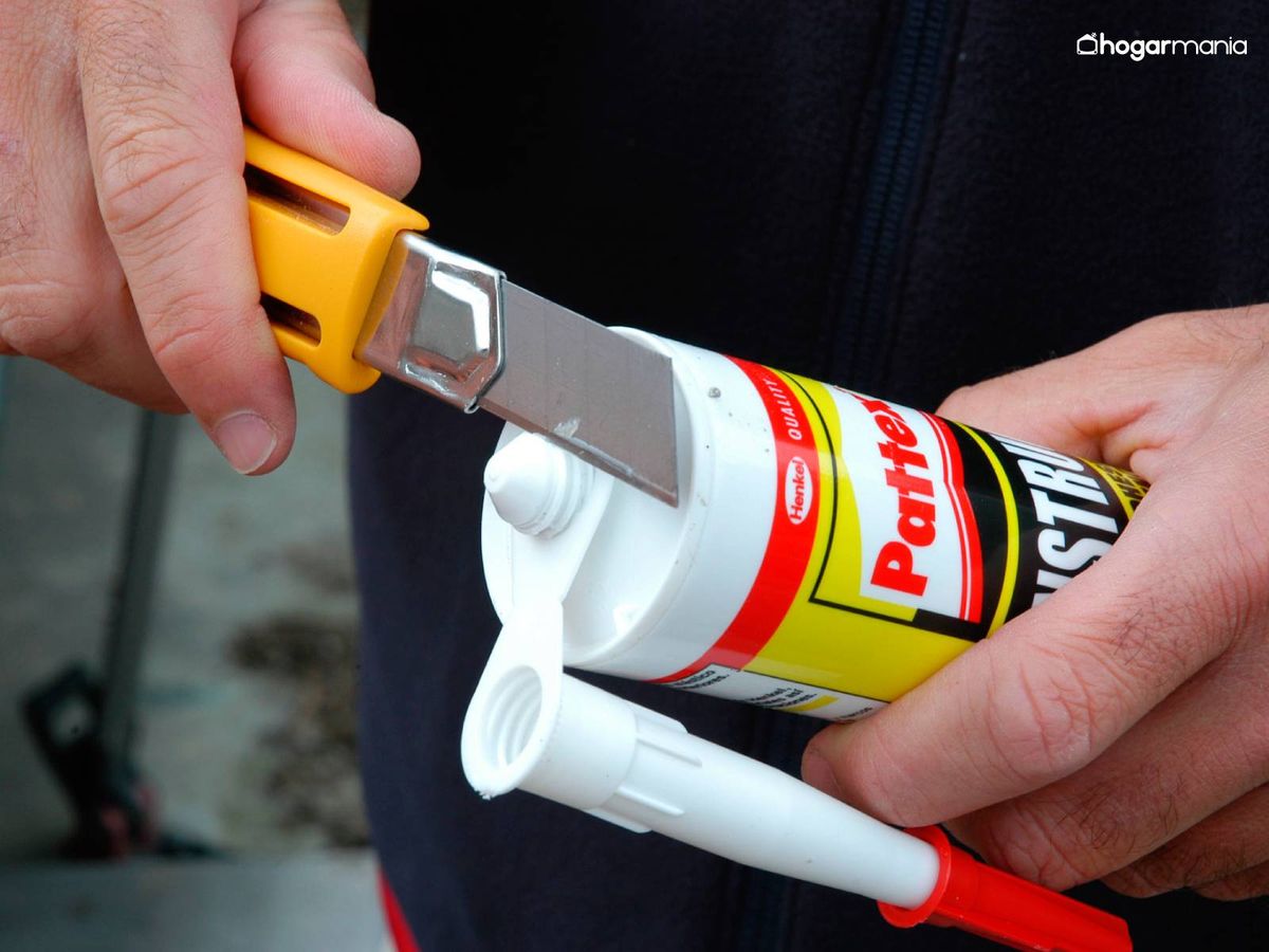 Aplica un cordón de adhesivo